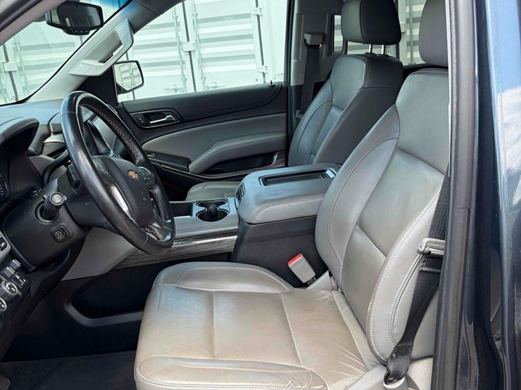 2019-chevrolet-suburban-image-15