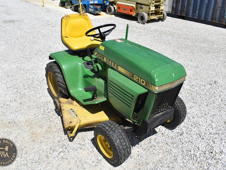 john-deere-210-image-12