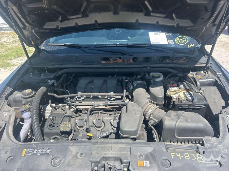 2014-ford-taurus-awd-sedan-image-7