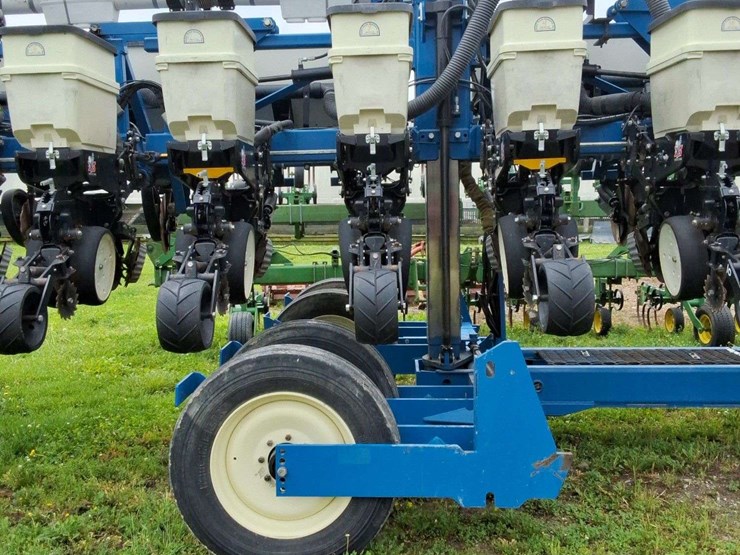 2015-kinze-16-row-corn-planter-with-dry-fertilizer-image-23