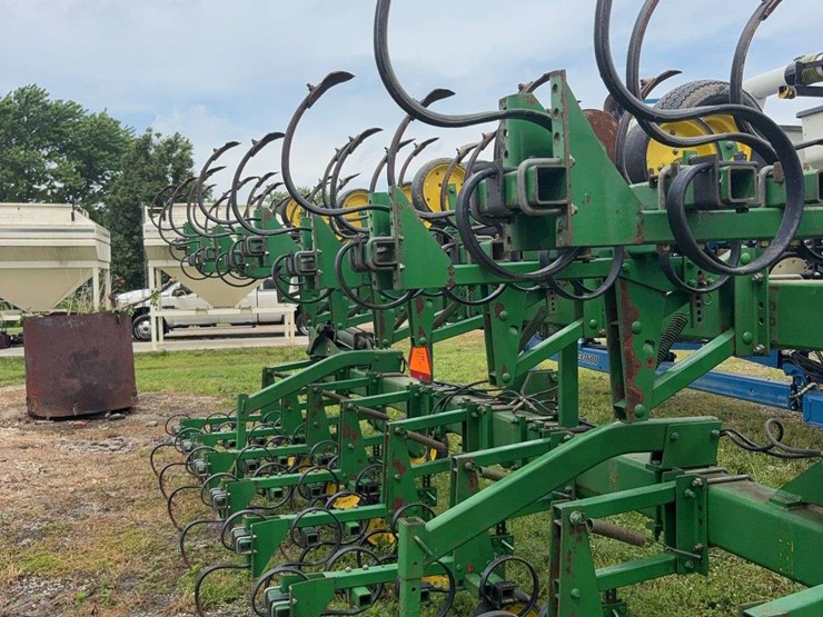 16-row-jd-row-crop-cultivator-image-10