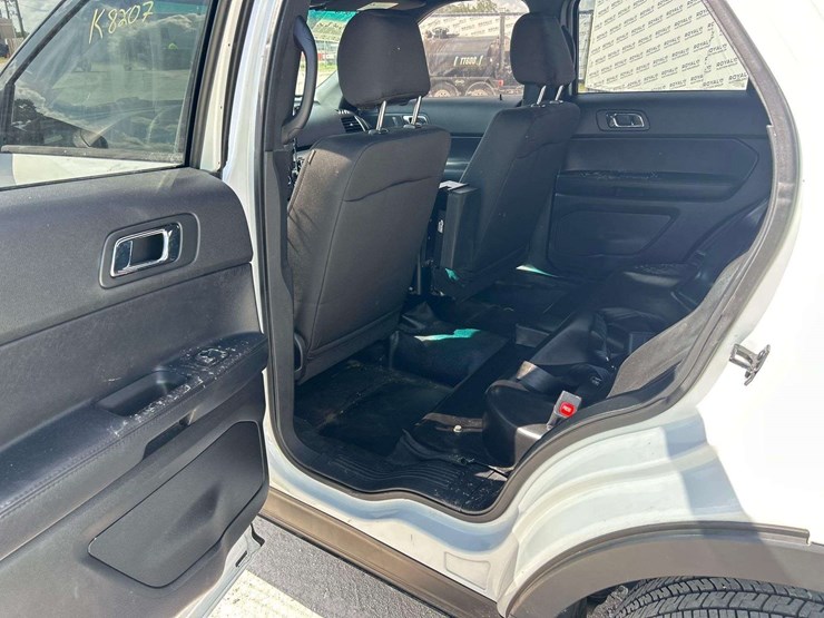 2016-ford-explorer-image-23