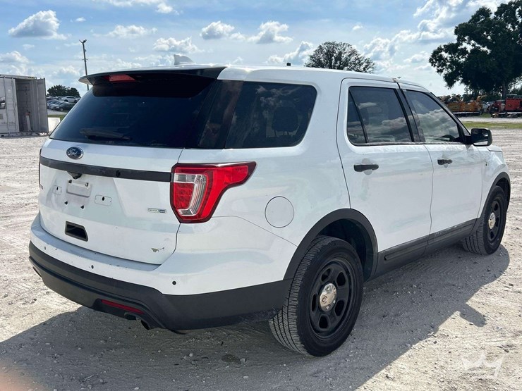 2016-ford-explorer-image-3