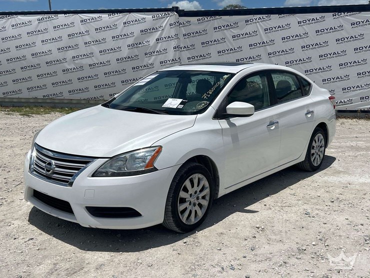 2013-nissan-sentra-sedan-image-1