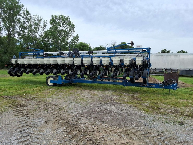2015-kinze-16-row-corn-planter-with-dry-fertilizer-image-16