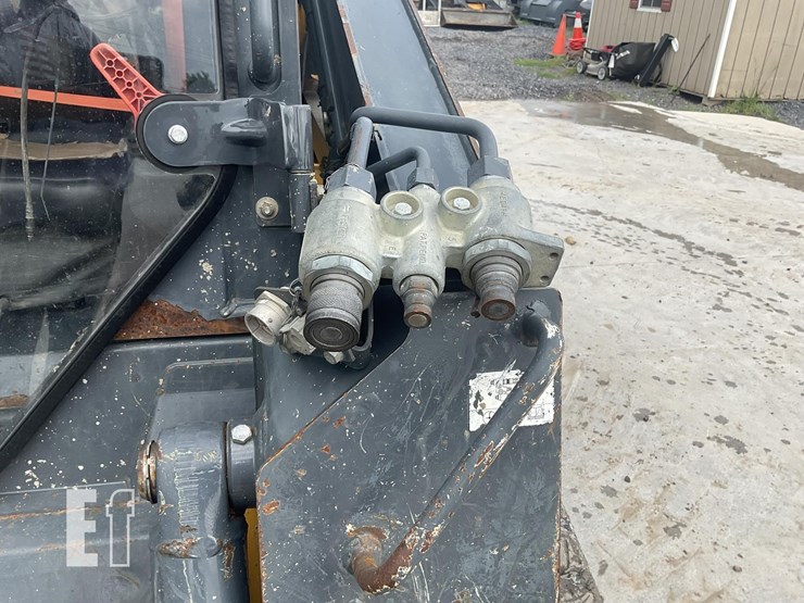 2017-deere-317g-image-13