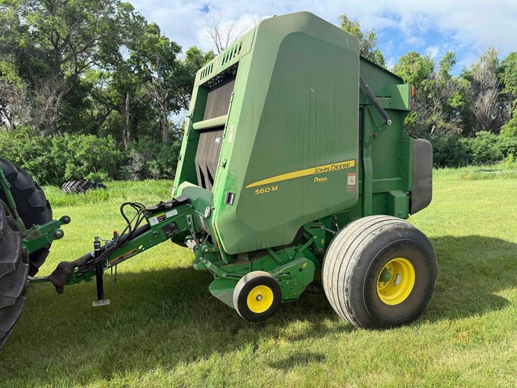 2020-john-deere-560m-image-1