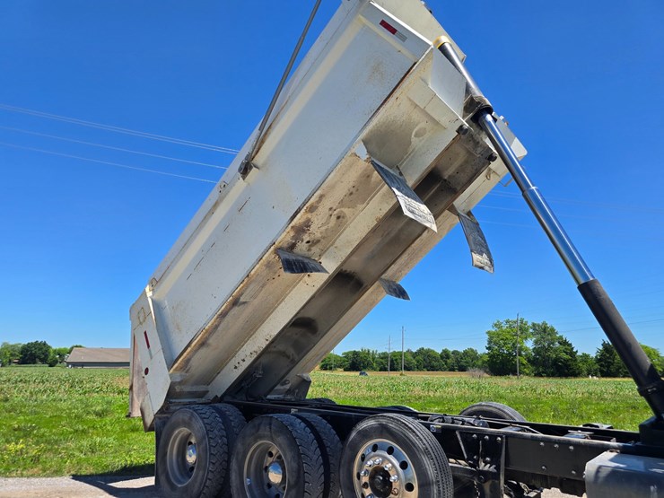 2017-peterbilt-365-image-69