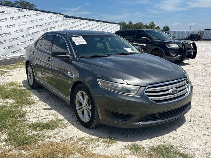 2015-ford-taurus-sedan-image-2