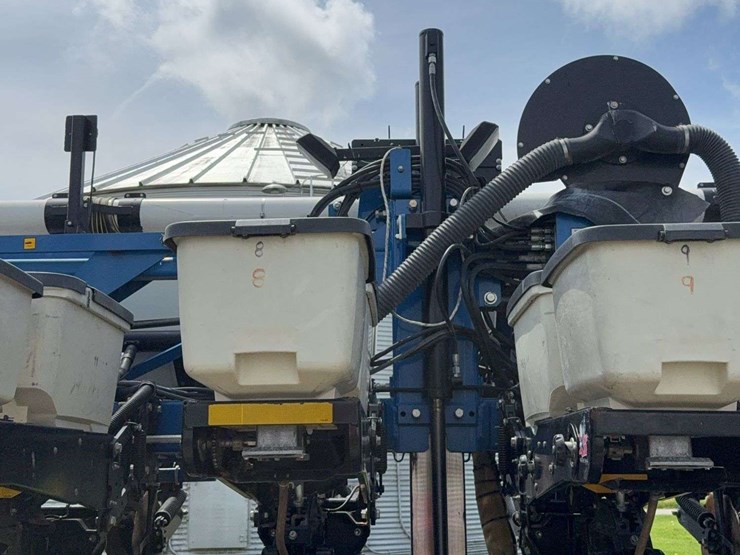 2014-kinze-16-row-corn-planter-with-dry-fertilizer-image-9