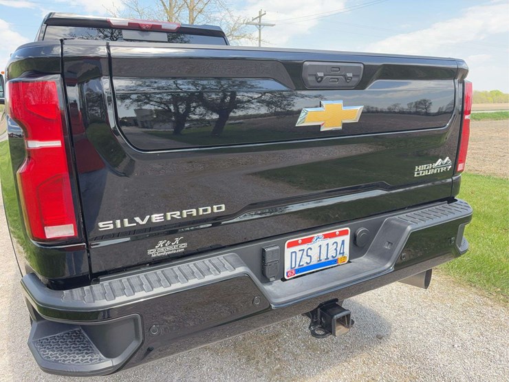 2025-chevrolet-silverado-2500hd-high-country-image-9