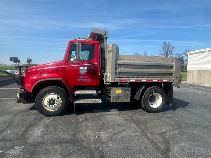 2002-freightliner-fl80-image-2