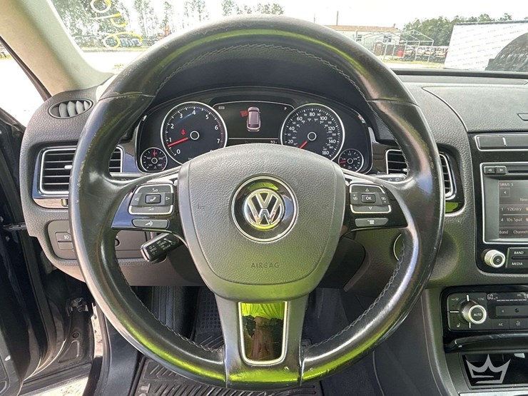 2015-volkswagon-touareg-awd-suv-image-12