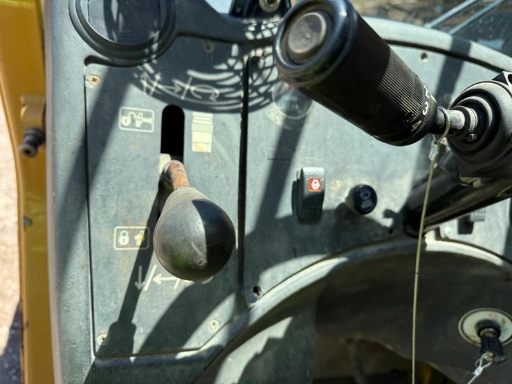 caterpillar-tl943-image-21