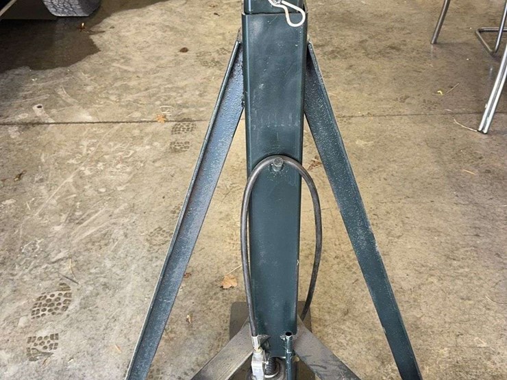 high-clearance-sprayer-jack---20-ton-air/hydraulic-bottle-jack---minimum-jack-height-50”-image-3