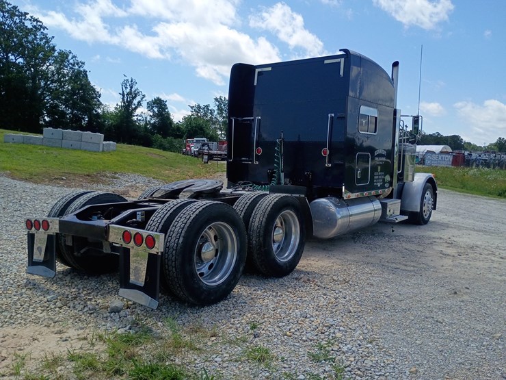 2005-peterbilt-379-image-9
