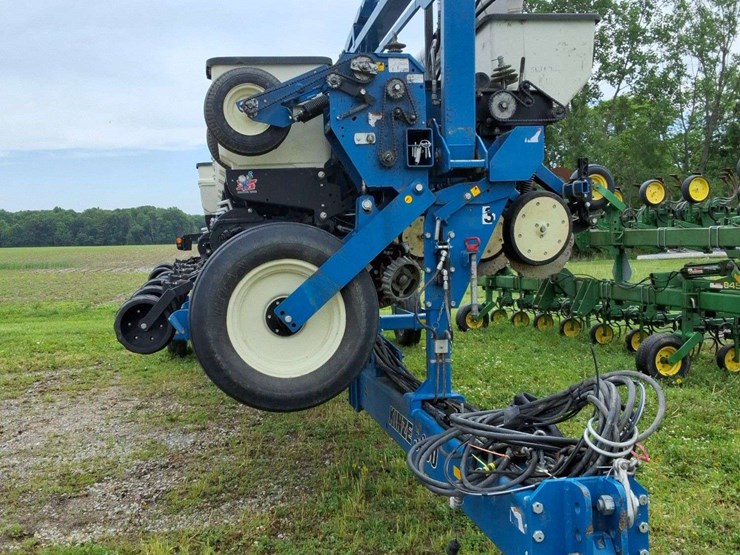 2015-kinze-16-row-corn-planter-with-dry-fertilizer-image-30