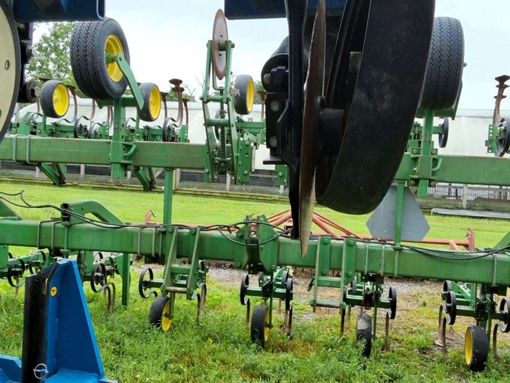 2015-kinze-16-row-corn-planter-with-dry-fertilizer-image-26