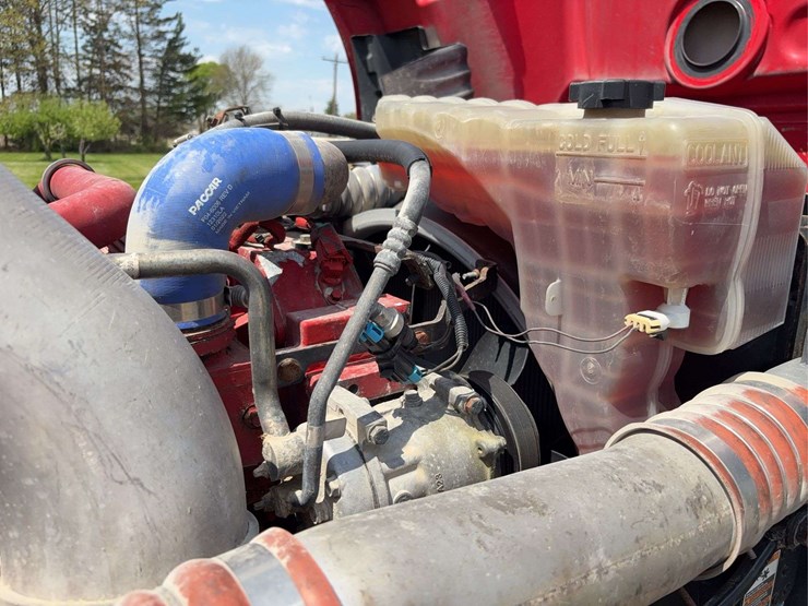 peterbilt-579-image-40