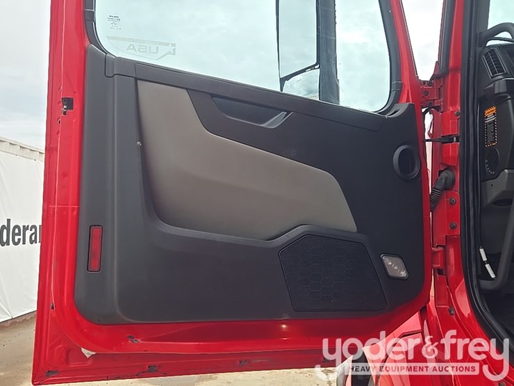 2019-volvo-vnl860-image-34