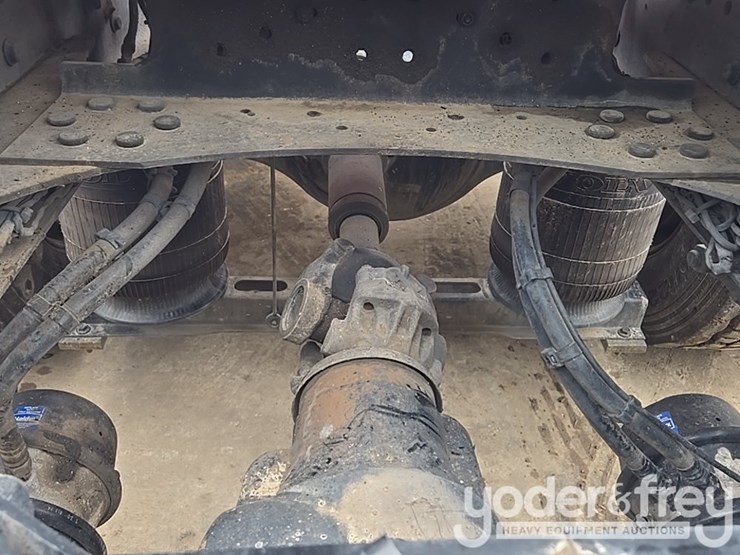 2019-volvo-vnl860-image-21