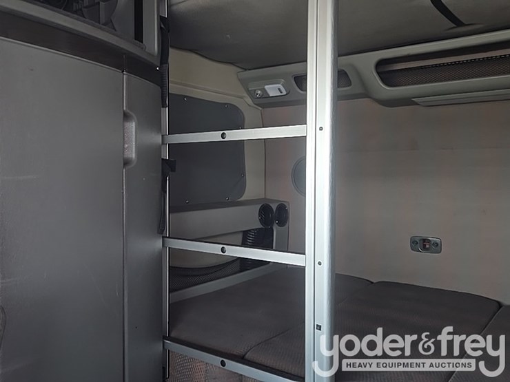2019-volvo-vnl860-image-47