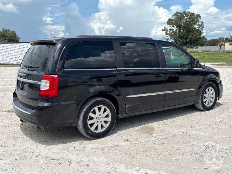 2015-chrysler-town-&-country-image-3