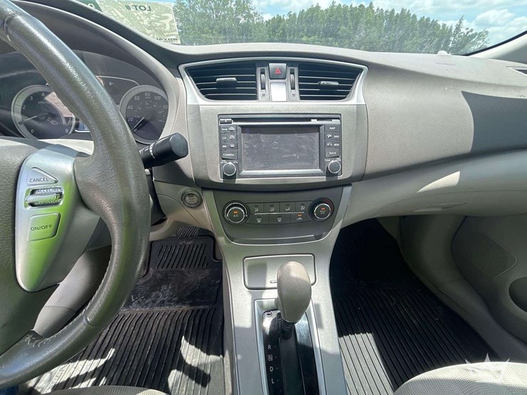2013-nissan-sentra-sedan-image-14