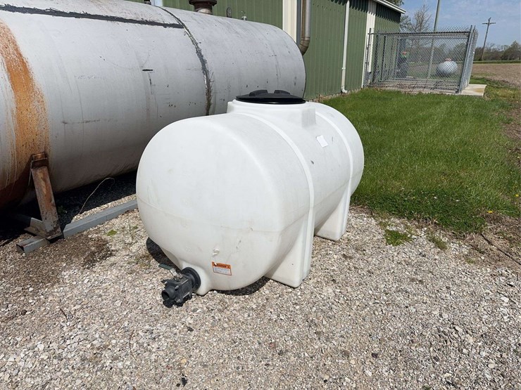 white-poly-chemical-tank---300-gal-(lid-is-warped-and-missing-small-lid)-image-2