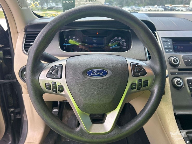 2015-ford-taurus-sedan-image-12