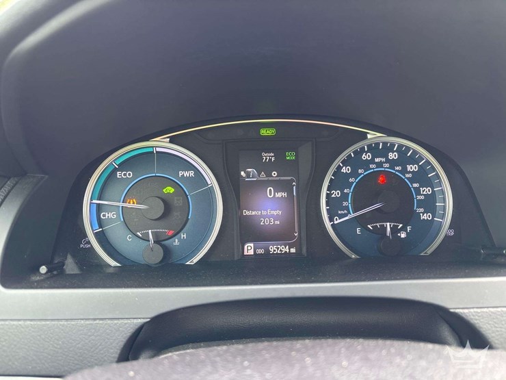 2016-toyota-camry-hybrid-sedan-image-16