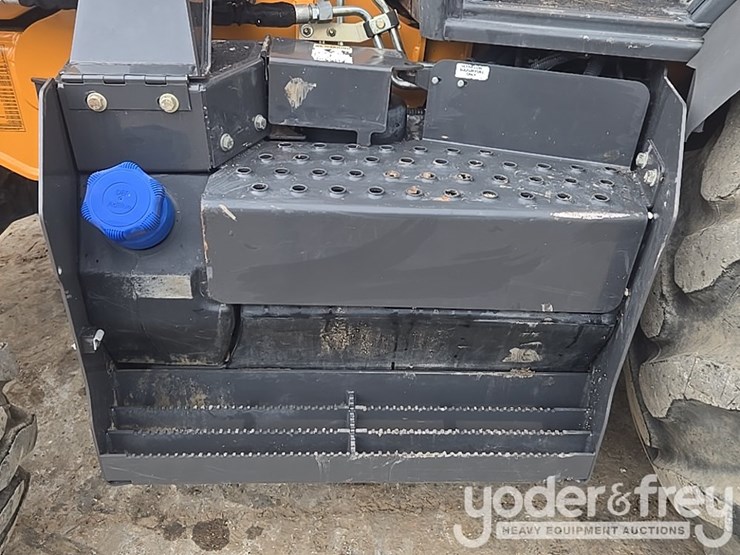 2019-case-580sn-image-44