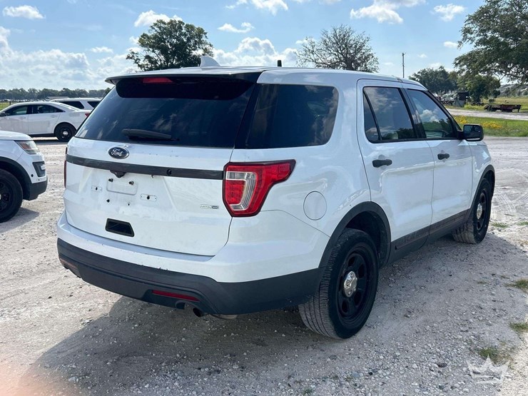 2016-ford-explorer-image-3