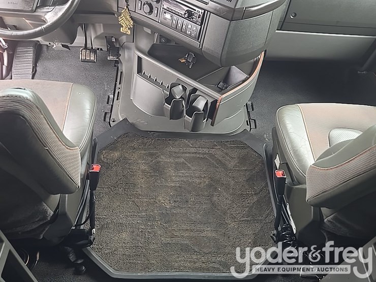 2019-volvo-vnl860-image-55