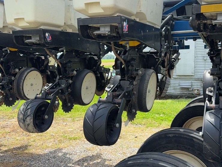 2014-kinze-16-row-corn-planter-with-dry-fertilizer-image-10