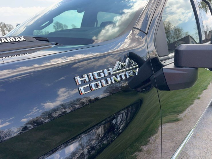 2025-chevrolet-silverado-2500hd-high-country-image-18