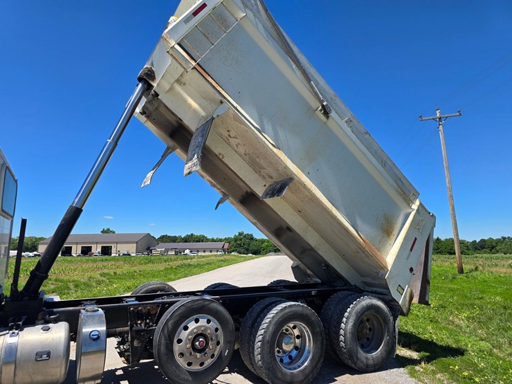 2017-peterbilt-365-image-55