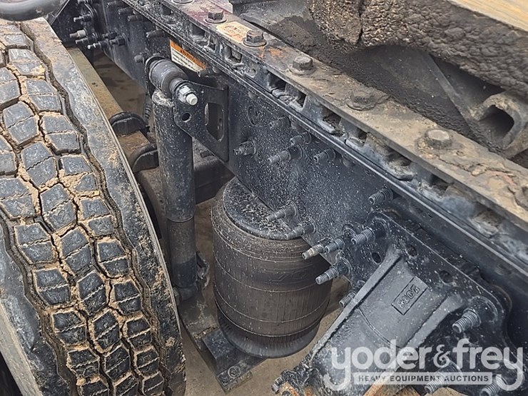 2019-volvo-vnl860-image-13