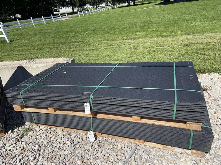 composite-ground-protection-mats,-stacked-on-pallet-image-1