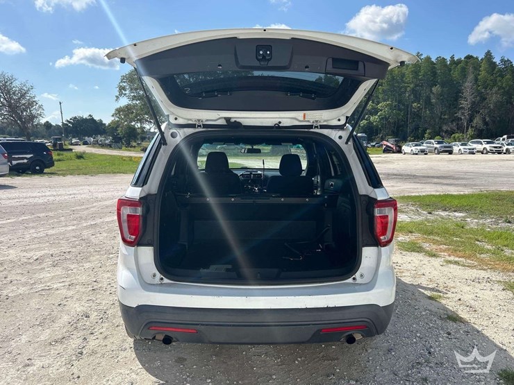 2016-ford-explorer-image-24