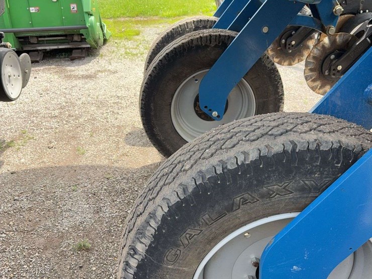 kinze-24-center-fill-planter,-30''-image-26