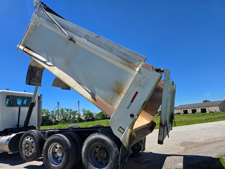 2017-peterbilt-365-image-58