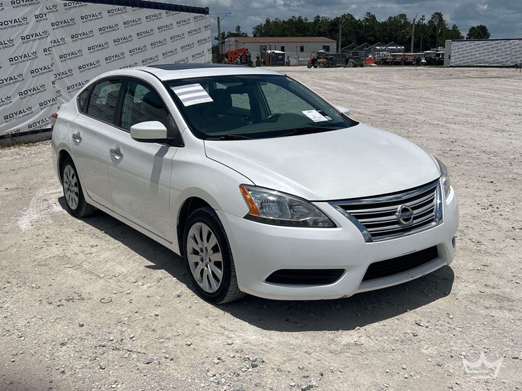 2013-nissan-sentra-sedan-image-2