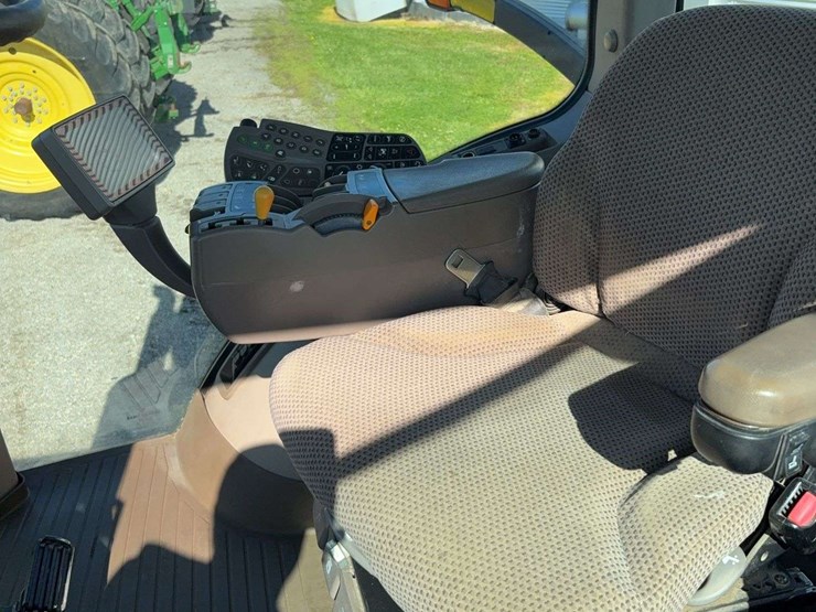 2011-john-deere-8260r-image-43