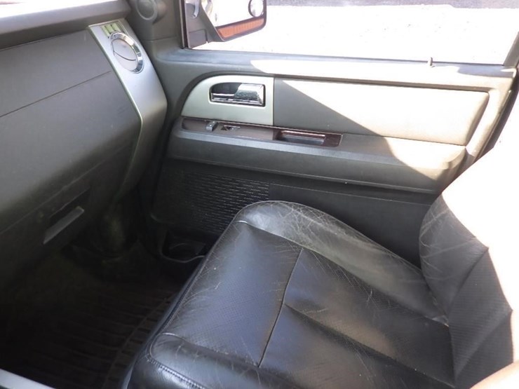 2010-ford-expedition-image-32