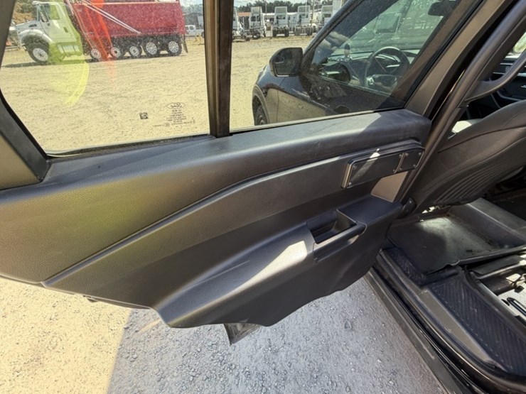 2020-ford-explorer-image-23