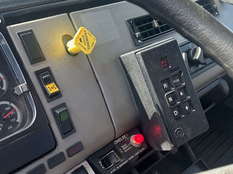 2002-freightliner-fl80-image-49