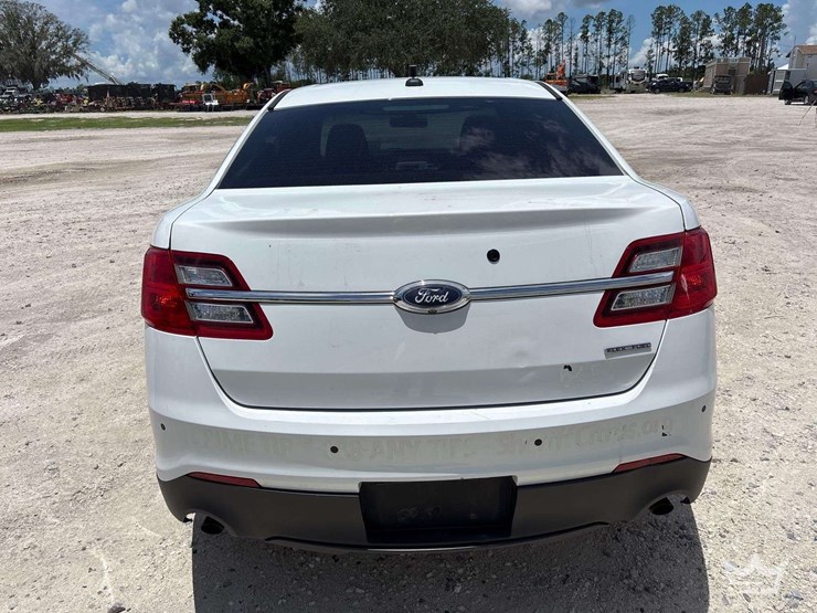 2016-ford-taurus-sedan-image-30