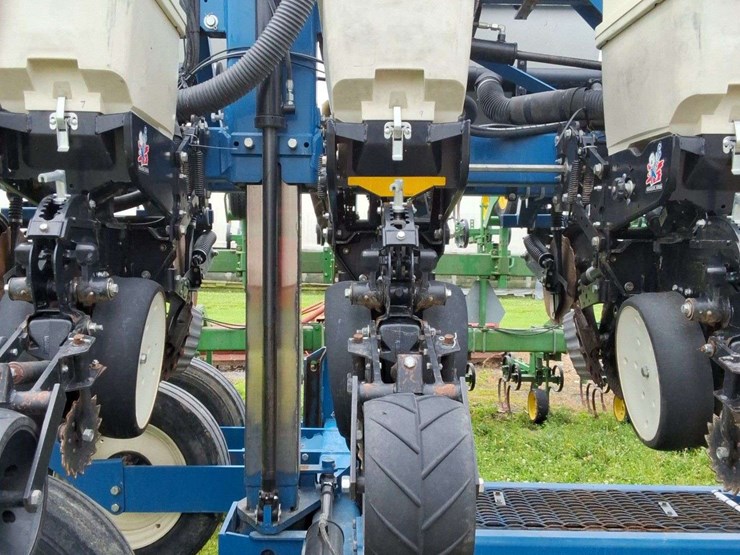 2015-kinze-16-row-corn-planter-with-dry-fertilizer-image-18
