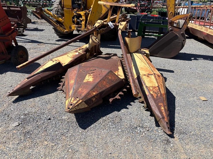 new-holland-824-image-1